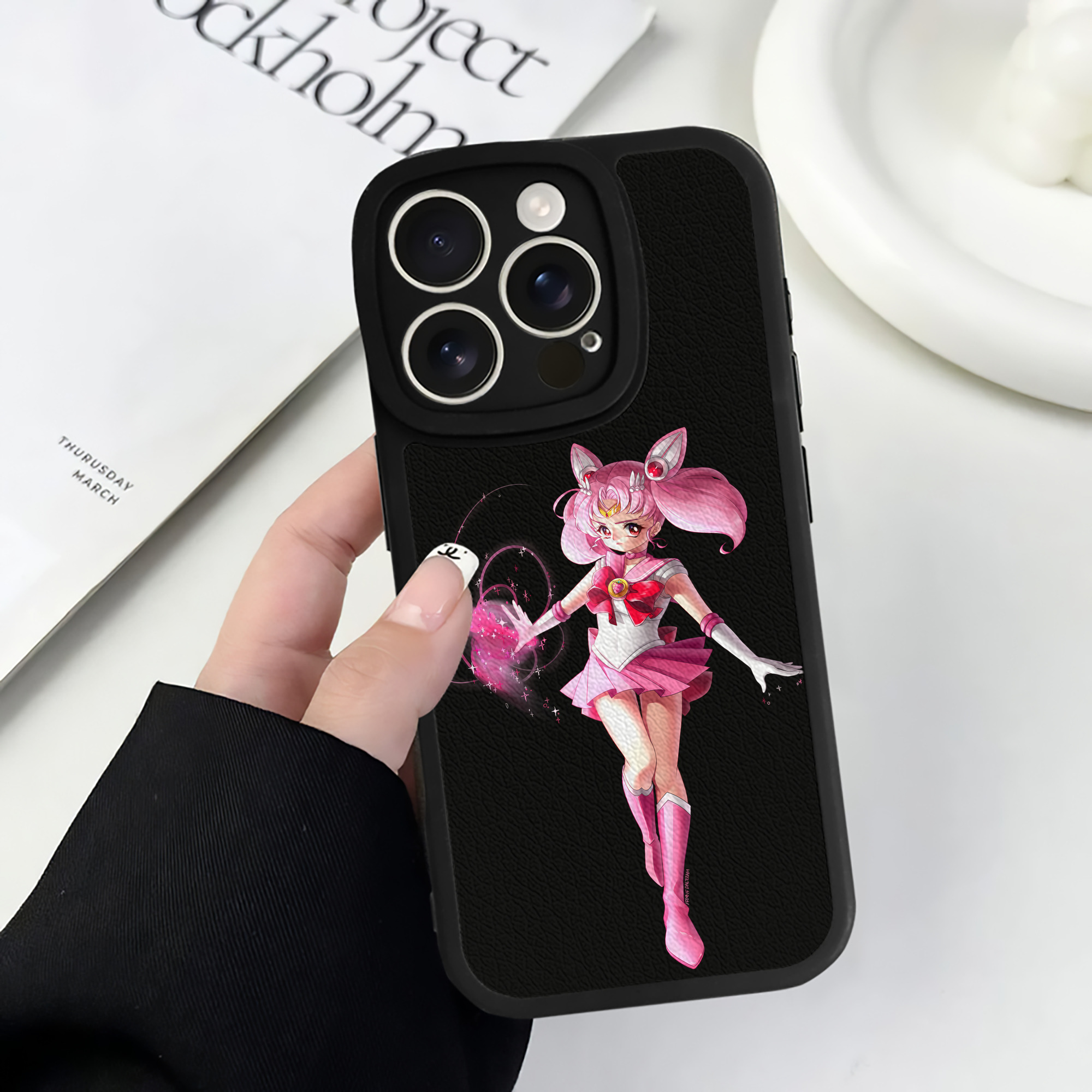 （画像用） 美少女戦士セーラームーン ちびうさ Sailor Moon Chibiusa Tsukino Usagi Small Lady Serenity 【iPhone 16シリーズ対応】シリコンスマホケース（レザー調） 材質：シリコン